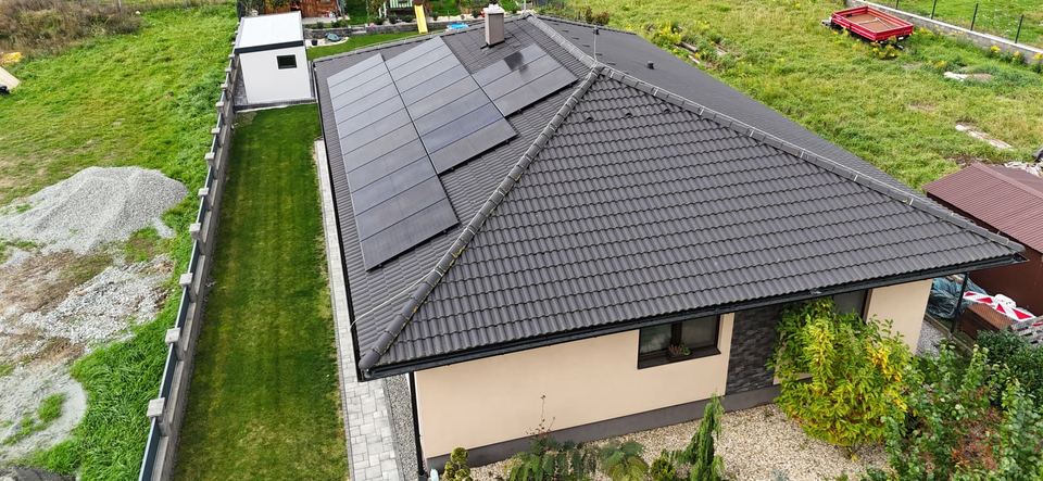 Panely na valbovej streche bungalovu, bočný pohľad